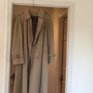 Woman’s Burberry raincoat plus lining